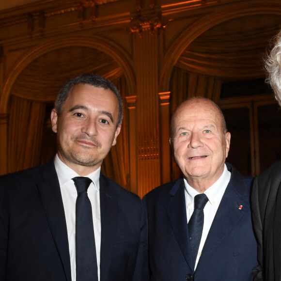 Exclusif - Gérald Darmanin , Marc Ladreit de Lacharrière et Jean-Jacques Annaud - Ce mercredi 2 novembre, les membres du Cercle de la Revue des Deux Mondes étaient réunis autour du ministre de l'Intérieur et des Outre-mer Gérald Darmanin, à l'invitation de Marc Ladreit de Lacharrière, président d'honneur de la Revue des Deux Mondes. C'est dans les salons de l'Interallié que s'est déroulée cette belle soirée dédiée au débat d'idées. De nombreuses personnalités du monde des lettres, des arts et de la culture étaient présentes, notamment la Secrétaire perpétuelle de l'Académie française Hélène Carrère d'Encausse et le cinéaste Jean-Jacques Annaud. © Giancarlo Gorassini / Bestimage 
