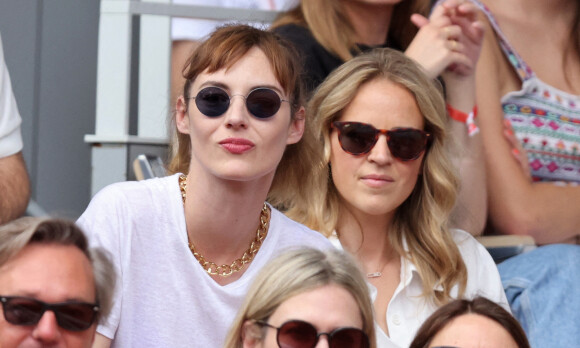 Louise Bourgoin et Claire Arnoux en tribune lors des Internationaux de France de Tennis de Roland Garros 2022 à Paris, le 4 juin 2022. © Dominique Jacovides/Bestimage