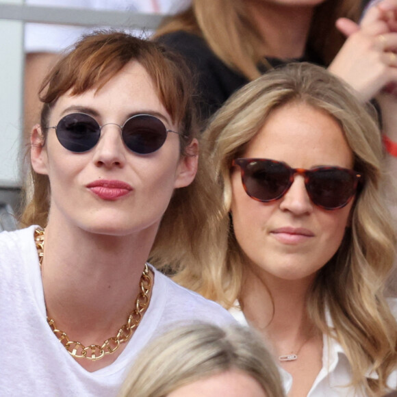 Louise Bourgoin et Claire Arnoux en tribune lors des Internationaux de France de Tennis de Roland Garros 2022 à Paris, le 4 juin 2022. © Dominique Jacovides/Bestimage