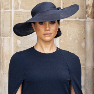 Meghan Markle, duchesse de Sussex - Arrivées au service funéraire à l'Abbaye de Westminster pour les funérailles d'Etat de la reine Elizabeth II d'Angleterre. Le 19 septembre 2022.