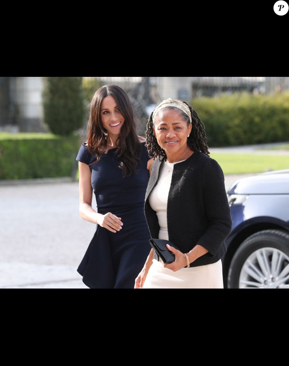 Meghan Markle et sa mère Doria Ragland arrivent à l'hôtel Cliveden House près de Windsor à la veille du Mariage du prince Harry et de Meghan Markle à Taplow le 18 mai 2018.