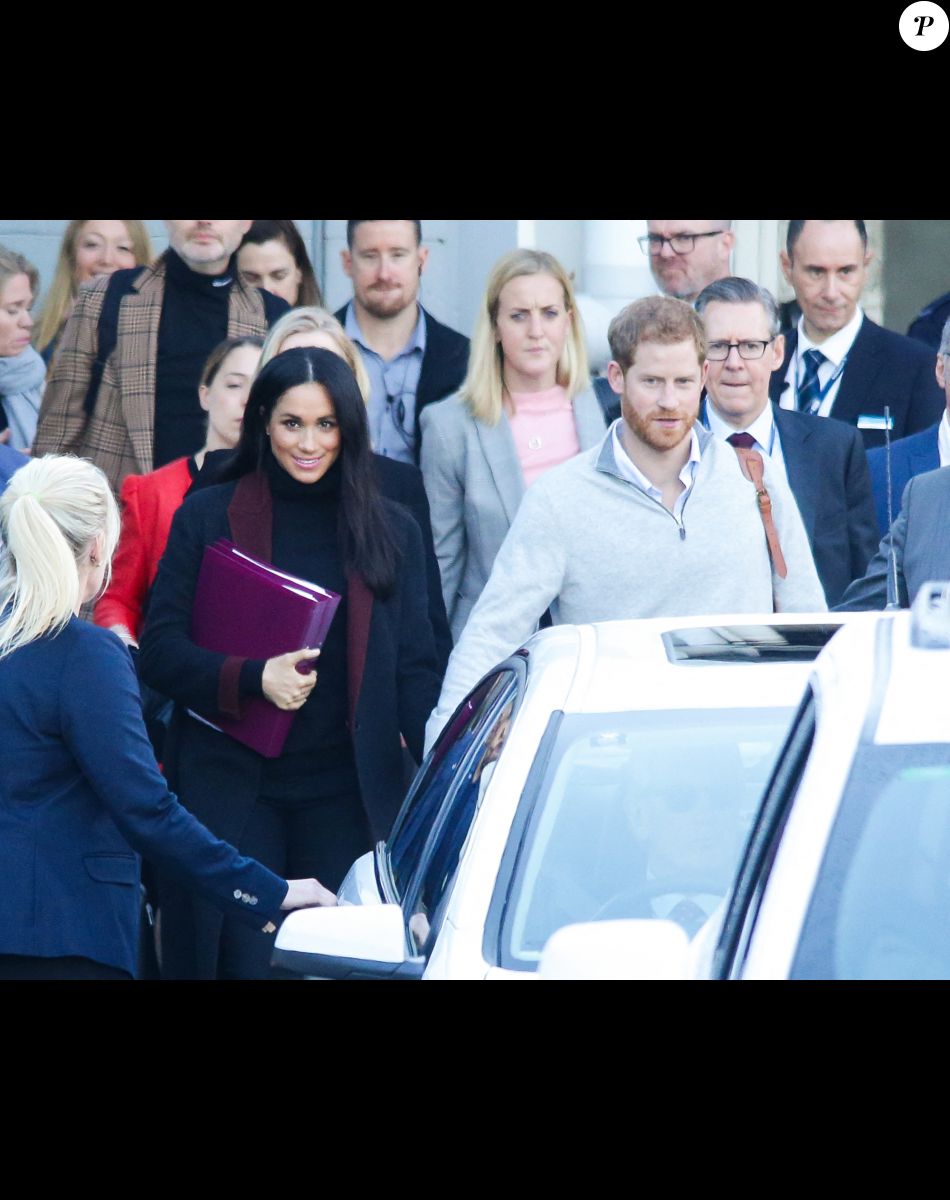 Le prince Harry, duc de Sussex, et Meghan Markle, duchesse de Sussex (enceinte) arrivent à l'aéroport de Sydney dans le cadre de leur tournée dans le Pacifique, le 15 octobre 2018, avant le début des Invictus Games.