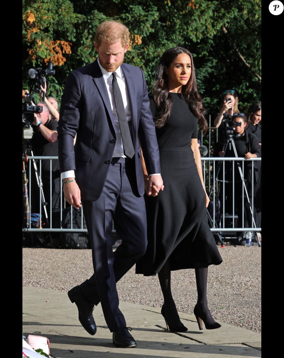 Le prince Harry, duc de Sussex et Meghan Markle, duchesse de Sussex à la rencontre de la foule devant le château de Windsor, suite au décès de la reine Elisabeth II d'Angleterre. Le 10 septembre 2022