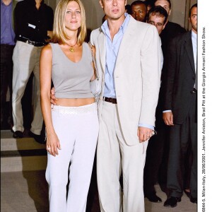 Jennifer Aniston, Brad Pitt at the Giorgio Armani Fashion Show. Brad Pitt et Jennifer Aniston au défilé Giorgio Armani à Milan, en 2001.
