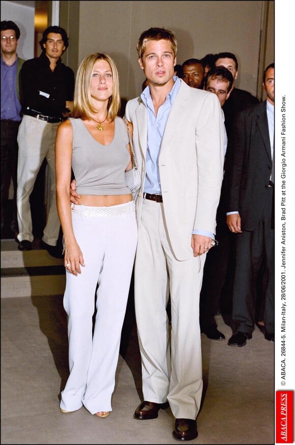 Jennifer Aniston, Brad Pitt at the Giorgio Armani Fashion Show. Brad Pitt et Jennifer Aniston au défilé Giorgio Armani à Milan, en 2001.