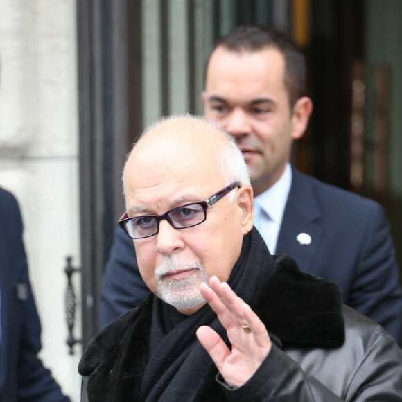 Rene Angelil - Celine Dion et Rene Angelil quittent l'hotel Royal Monceau, ou ils sejournent a Paris pour se rendre a Anvers pour le second concert de sa tournee europeenne. Le 22 novembre 2013 