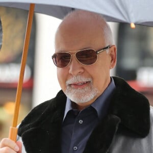 Rene Angelil, le mari de Celine Dion, brave la pluie parisienne pour aller se promener. Paris, le 23 novembre 2012 