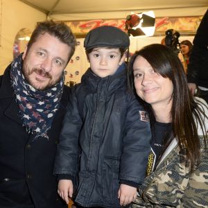 Bruno Guillon et sa femme Marion avec leur fils Anatole - Soirée d'ouverture de la "Foire du Trône" au profit de l'association "Secours populaire" à Paris le 27 mars 2015.