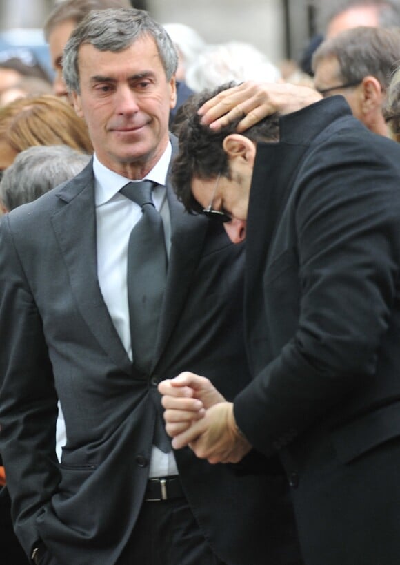 Patrick Bruel et Jérome Cahuzac - Obsèques de Guy Carcassonne au cimetiere de Montmartre à Paris. Le 3 juin 2013.
