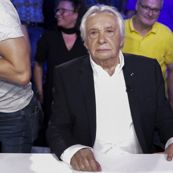 Michel Sardou sur le plateau de l'émission Touche pas à mon poste (TPMP) présentée en direct par C.Hanouna et diffusée sur C8 le 29 août 2022. © Jack Tribeca / Bestimage.