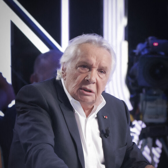 Michel Sardou sur le plateau de l'émission Touche pas à mon poste (TPMP) présentée en direct par C.Hanouna et diffusée sur C8 le 29 août 2022. © Jack Tribeca / Bestimage.