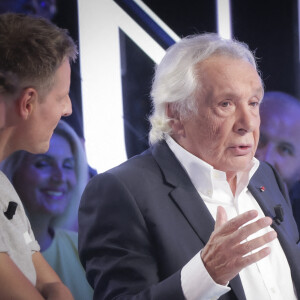 Michel Sardou sur le plateau de l'émission Touche pas à mon poste (TPMP) présentée en direct par C.Hanouna et diffusée sur C8 le 29 août 2022. © Jack Tribeca / Bestimage.