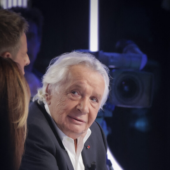 Michel Sardou sur le plateau de l'émission Touche pas à mon poste (TPMP) présentée en direct par C.Hanouna et diffusée sur C8 le 29 août 2022. © Jack Tribeca / Bestimage.