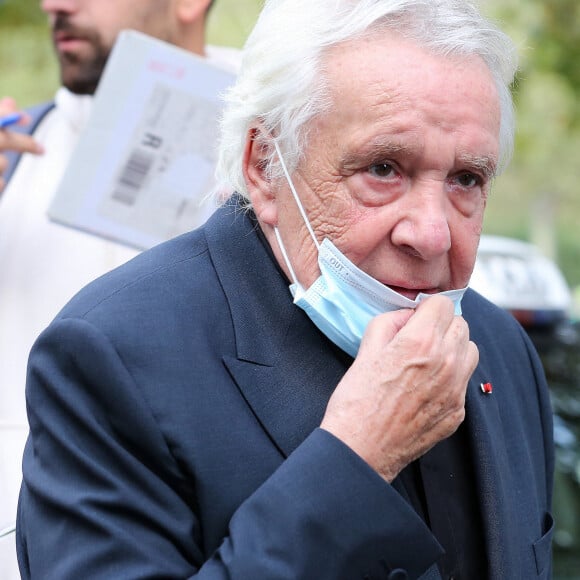 Michel Sardou arrive dans les studios de l'émission de télévision "C à vous" à Paris, France, le 30 août 2021. © Panoramic/Bestimage.