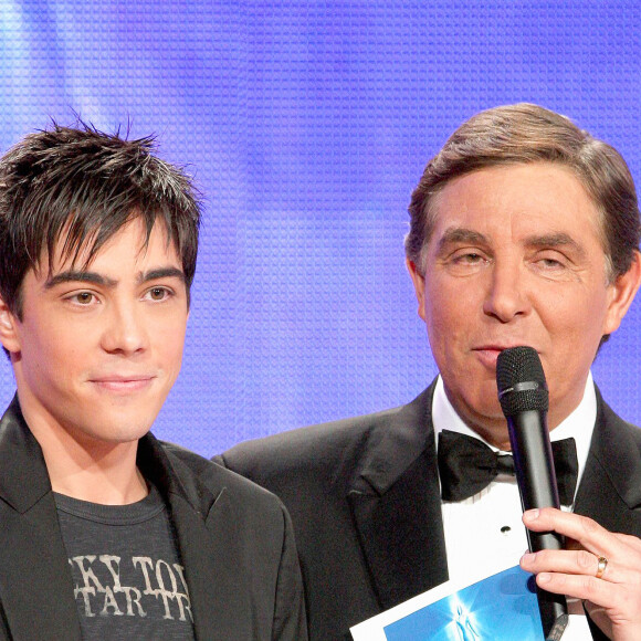 Grégory Lemarchal avec Jean-Pierre Foucault lors de l'élection Miss Europe 200' au palais des sports de Paris.