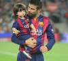 Gerard Piqué et son fils Milan - Shakira (enceinte) et son fils Milan vont encourager Gerard Piqué et le FC Barcelone au Camp Nou le 18 octobre 2014 