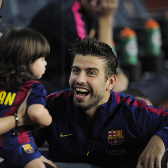 La chanteuse Shakira (enceinte) et son fils Milan sont venus encourager Gerard Piqué et le FC Barcelone au Camp Nou le 18 octobre 2014. 