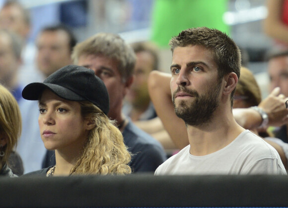 Shakira enceinte et son compagnon Gerard Pique assistent au quart de finale de la coupe du monde de basket entre la Slovénie et les États-Unis à Barcelone en Espagne le 9 septembre 2014. 