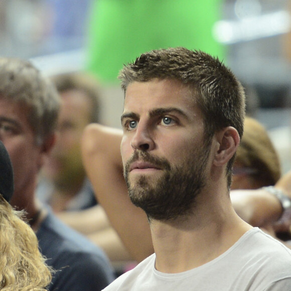 Shakira enceinte et son compagnon Gerard Pique assistent au quart de finale de la coupe du monde de basket entre la Slovénie et les États-Unis à Barcelone en Espagne le 9 septembre 2014. 