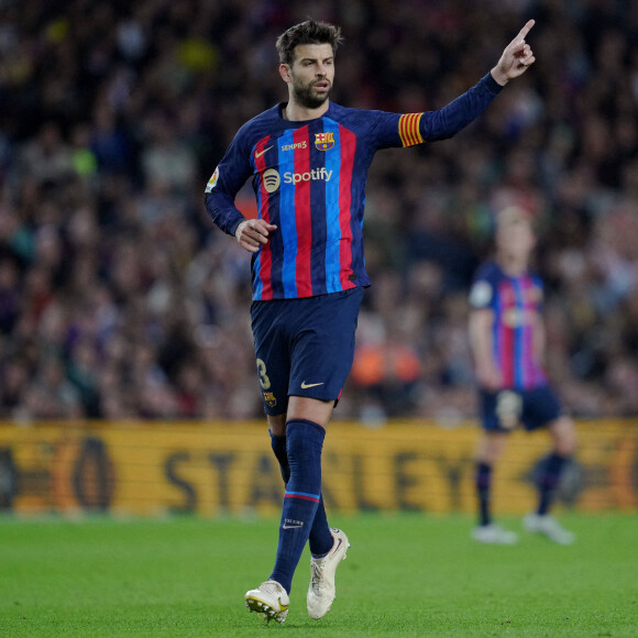 Gérard Piqué joue son dernier match au FC Barcelone, avant sa retraite, face au club d'Almeria (2 - 0) à Barcelone, le 5 novembre 2022. Sur le terrain, le footballeur espagnol de 35 ans a partagé ce moment avec ses enfants, Sasha et Milan.© Imago / Panoramic / Bestimage 