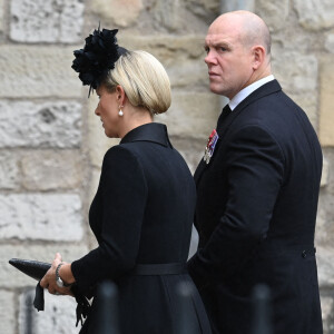 Zara et Mike Tindall - Arrivées au service funéraire à l'Abbaye de Westminster pour les funérailles d'Etat de la reine Elizabeth II d'Angleterre. Le sermon est délivré par l'archevêque de Canterbury Justin Welby (chef spirituel de l'Eglise anglicane) au côté du doyen de Westminster David Hoyle. Londres, le 19 septembre 2022. 