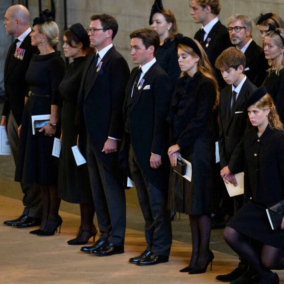 Zara et Mike Tindall, la princesse Eugenie d'York, la princesse Beatrice d'York, James Mountbatten-Windsor et Louise Mountbatten-Windsor - Procession cérémonielle du cercueil de la reine Elisabeth II du palais de Buckingham à Westminster Hall à Londres © Photoshot / Panoramic / Bestimage 