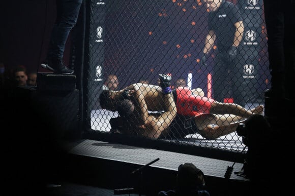 Combat de Karl Amoussou contre Andre Dede lors de l'hexagone MMA 2 au Zenith de Paris.