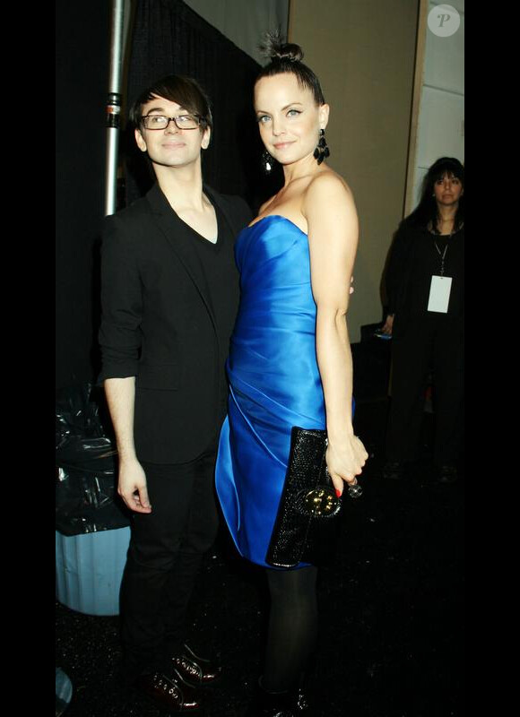 Mena Suvari très lookée au côté du créateur Christian Siriano lors de la Fashion Week new yorkaise le 12 février 2010