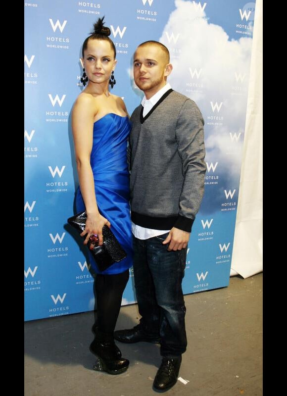 Mena Suvari, une beauté terriblement amoureuse au côté de son fiancé Simone Testito lors de la Fashion Week new yorkaise le 12 février 2010