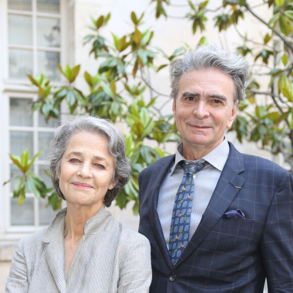 Le professeur Mario Meyer ( Président fondateur du programme international pour la sauvegarde de l'Amazonie et des Amérindiens pour le développement durable) en compagnie de Charlotte Rampling - Cocktail en l'honneur de Yanou Collart, à l'occasion de la sortie de son livre "Les étoiles de ma vie" à Paris le 18 Juin 2019. © Jean-Claude Woestelandt / Bestimage