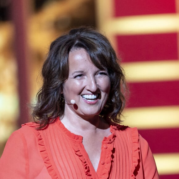 Exclusif - Anne Roumanoff - Enregistrement de l'émission "Spectaculaire" à Paris, qui sera diffusée le 30 octobre sur France 2 © Pierre Perusseau / Bestimage Spectaculaire, le grand show familial qui réunit sur scène les meilleurs numéros issus de toutes les disciplines du spectacle, est de retour dans une nouvelle formule présentée par C.Féraud et J.M.Généreux. Un binôme 100 % inédit, bienveillant et drôle. Au programme de ce nouveau numéro : des artistes prestigieux venus du monde entier, des performances exceptionnelles avec notamment des numéros inédits de trampoline acrobatique, de magie, de danse aérienne, de jonglage ou encore de claquettes irlandaises... Autour de C.Féraud et J.M.Généreux, quatre invités viendront découvrir le meilleur du spectacle vivant. À cette occasion, dans la bonne humeur, ils joueront tout au long de la soirée au profit de l'association Solidarité avec les soignants en répondant à des questions liées aux numéros, aux artistes ou à leur univers. Ils tenteront ainsi de cumuler des gains pour l'association. 