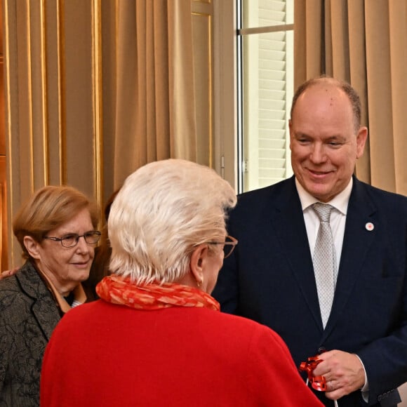 Le prince Albert II de Monaco et la princesse Charlene en compagnie de Camille Gottlieb ont remis les traditionnels paquets cadeaux de la Croix Rouge monégasque dans le cadre des festivités liées à la Fête Nationale, le 16 novembre 2022. © Bruno Bebert/Bestimage 