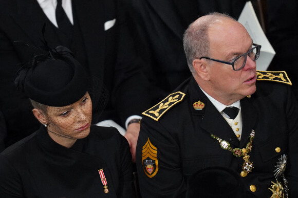 Le prince Albert II de Monaco, la princesse Charlene - Service funéraire à l'Abbaye de Westminster pour les funérailles d'Etat de la reine Elizabeth II d'Angleterre. Le sermon est délivré par l'archevêque de Canterbury Justin Welby (chef spirituel de l'Eglise anglicane) au côté du doyen de Westminster David Hoyle. Londres, le 19 septembre 2022. 