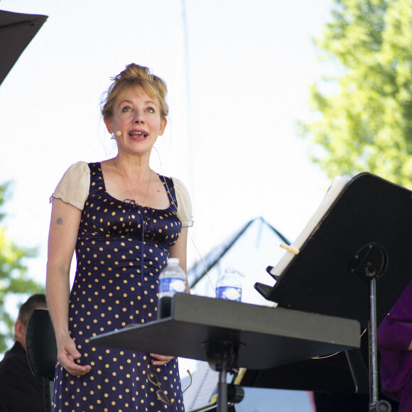 Julie Depardieu sur scène pour la représentation de "La mandoline de Lviv" lors de la première édition du Festival de Toulouse. Le 10 juillet 2022 © Frédéric Maligne / Bestimage.