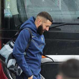 Karim Benzema - Départ de l 'équipe de France de football du Bourget au Qatar pour disputer la Coupe du monde 2022, le 16 novembre 2022. Ils seront rejoints par Randal Kolo Muani, jeudi matin, à Doha. © Cyril Moreau/Bestimage