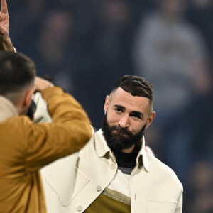 Karim Benzema présente son Ballon d'Or aux supporters lyonnais à la mi-temps du match OL-Nice au Groupama Stadium de Décines-Charpieu, France, le 11 novembre 2022. © Frédéric Chambert/Panoramic/Bestimage