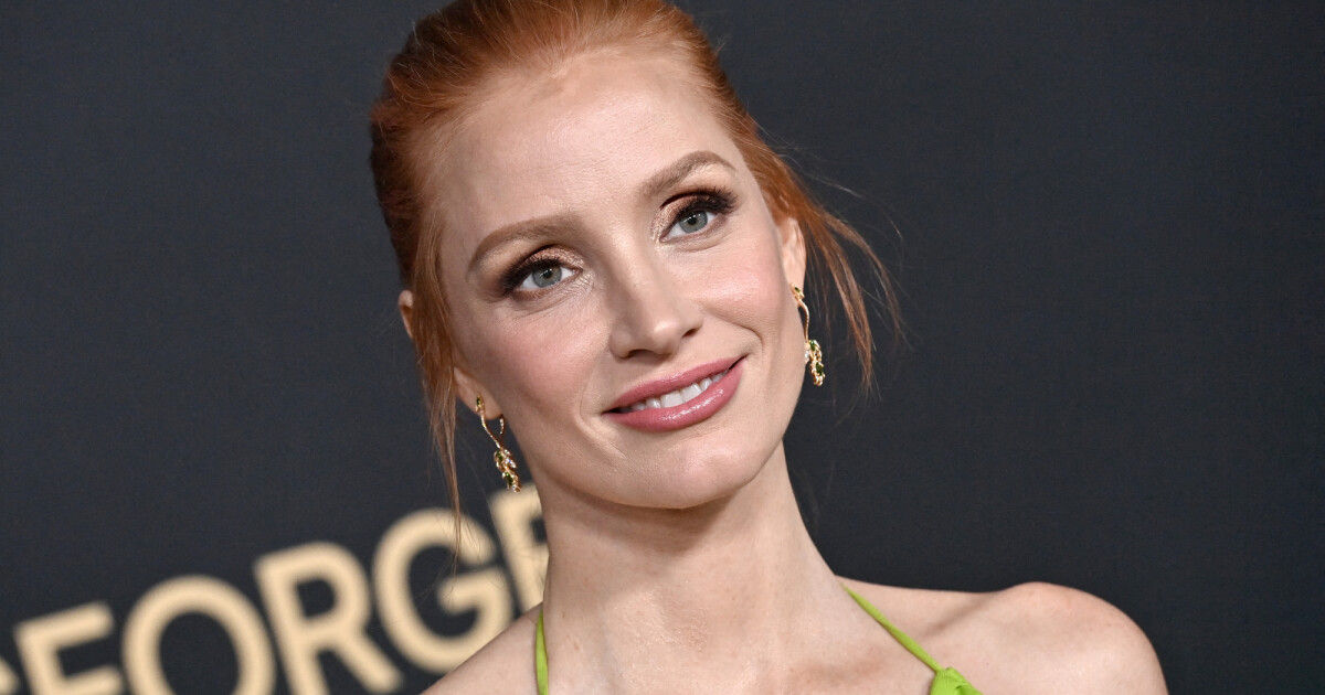 Jessica Chastain dévoile son dos sublime dans une robe au décolleté