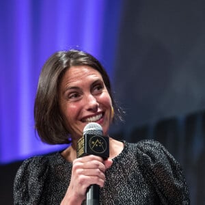 Alessandra Sublet sur scène lors de la cérémonie de clôture du 23ème festival international du film de comédie de l'Alpe d'Huez, le 18 janvier 2020. © Cyril Moreau/Bestimage