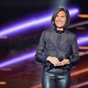 Exclusif - Alessandra Sublet - Enregistrement de l'émission "Duos Mystères" à la Seine Musicale à Paris, qui sera diffusée le 12 juin sur TF1. © Gaffiot-Moreau / Bestimage Pour la première fois à la télévision, les plus grandes stars acceptent de monter sur scène pour chanter un duo...sans savoir avec qui elles vont le partager ! Bienvenue dans un cache-cache musical inédit où les artistes et le public iront de surprises en surprises ! Après le succès de la première émission, " DUOS MYSTERES " est de retour sur TF1 le samedi 12 juin à 21h05 pour de nouveaux duos étonnants et exceptionnels. Pour chaque duo, les 2 artistes répètent seuls de leur côté, arrivent sur scène sans se croiser et prennent place de part et d'autre d'un mur écran. Ils commencent à chanter alors qu'ils ne savent toujours pas qui est avec eux sur scène ! Leurs voix vont se mêler avant même que les 2 personnalités ne se soient vues ! Sauront-elles se reconnaître ? Comment réagiront-elles quand le mur se lèvera enfin ? Dans " DUOS MYSTERES " tout commence par un jeu avant de basculer dans l'émotion ... Car, bien sûr, tous ces duos mystères ne sont pas associés par hasard ! Les artistes qui partageront la scène sont tous unis par une histoire forte ! Nous allons vous raconter ces histoires, ces parcours de vie, ces liens d'amitié, d'amour ou d'admiration... Le téléspectateur assistera aux premières loges à ce duo unique : il est le témoin privilégié d'une rencontre artistique aussi excitante qu'inattendue. Mais surtout, il pourra lui aussi jouer : pour la plupart des duos, on ne lui dévoilera qu'une seule des deux célébrités et il devra reconnaître à sa voix uniquement l'artiste mystère ! Et, avant de découvrir la voix de la première célébrité, des indices seront donnés au téléspectateur pour l'aider dans sa recherche. Tendez bien votre oreille ! Saurez-vous deviner avec qui chacune des personnalités partagera l'affiche ? Quelle sera l'émotion des artistes lorsqu'ils se découvriront enfin ? 