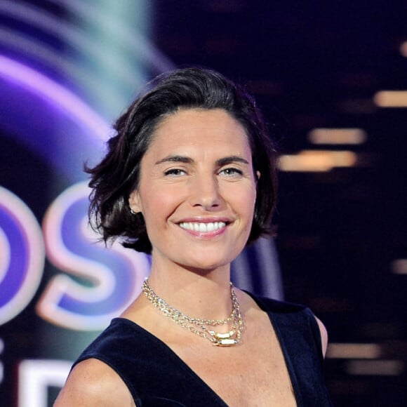 Exclusif - Alessandra Sublet - Enregistrement de l'émission "Duos Mystères" à la Seine Musicale à Paris, qui sera diffusée le 26 février sur TF1. Le 2 février 2021 Pour la première fois à la télévision, les plus grandes stars acceptent de monter sur scène pour chanter un duo...sans savoir avec qui elles vont le partager ! Bienvenue dans un cache-cache musical inédit où les artistes et le public iront de surprises en surprises ! Pour chaque duo, les 2 artistes répètent seuls de leur côté, arrivent sur scène sans se croiser et prennent place de part et d'autre d'un mur écran. Ils commencent à chanter alors qu'ils ne savent toujours pas qui est avec eux sur scène ! Leurs voix vont se mêler avant même que les 2 personnalités ne se soient vues ! Sauront-elles se reconnaître ? Comment réagiront-elles quand le mur se lèvera enfin ? Dans " DUOS MYSTERES " tout commence par un jeu avant de basculer dans l'émotion ... Car, bien sûr, tous ces duos mystères ne sont pas associés par hasard ! Les artistes qui partageront la scène sont tous unis par une histoire forte ! Nous allons vous raconter ces histoires, ces parcours de vie, ces liens d'amitié, d'amour ou d'admiration... Le téléspectateur assistera aux premières loges à ce duo unique : il est le témoin privilégié d'une rencontre artistique aussi excitante qu'inattendue. Mais surtout, il pourra lui aussi jouer : pour la plupart des duos, on ne lui dévoilera qu'une seule des deux célébrités et il devra reconnaître à sa voix uniquement l'artiste mystère ! Tendez bien votre oreille ! Saurez-vous deviner avec qui chacune des personnalités partagera l'affiche ? Quelle sera l'émotion des artistes lorsqu'ils se découvriront enfin ? 