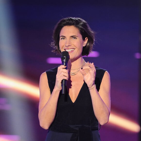 Exclusif - Alessandra Sublet - Enregistrement de l'émission "Duos Mystères" à la Seine Musicale à Paris, qui sera diffusée le 26 février sur TF1. Le 1er février 2021 Pour la première fois à la télévision, les plus grandes stars acceptent de monter sur scène pour chanter un duo...sans savoir avec qui elles vont le partager ! Bienvenue dans un cache-cache musical inédit où les artistes et le public iront de surprises en surprises ! Pour chaque duo, les 2 artistes répètent seuls de leur côté, arrivent sur scène sans se croiser et prennent place de part et d'autre d'un mur écran. Ils commencent à chanter alors qu'ils ne savent toujours pas qui est avec eux sur scène ! Leurs voix vont se mêler avant même que les 2 personnalités ne se soient vues ! Sauront-elles se reconnaître ? Comment réagiront-elles quand le mur se lèvera enfin ? Dans " DUOS MYSTERES " tout commence par un jeu avant de basculer dans l'émotion ... Car, bien sûr, tous ces duos mystères ne sont pas associés par hasard ! Les artistes qui partageront la scène sont tous unis par une histoire forte ! Nous allons vous raconter ces histoires, ces parcours de vie, ces liens d'amitié, d'amour ou d'admiration... Le téléspectateur assistera aux premières loges à ce duo unique : il est le témoin privilégié d'une rencontre artistique aussi excitante qu'inattendue. Mais surtout, il pourra lui aussi jouer : pour la plupart des duos, on ne lui dévoilera qu'une seule des deux célébrités et il devra reconnaître à sa voix uniquement l'artiste mystère ! Tendez bien votre oreille ! Saurez-vous deviner avec qui chacune des personnalités partagera l'affiche ? Quelle sera l'émotion des artistes lorsqu'ils se découvriront enfin ? 