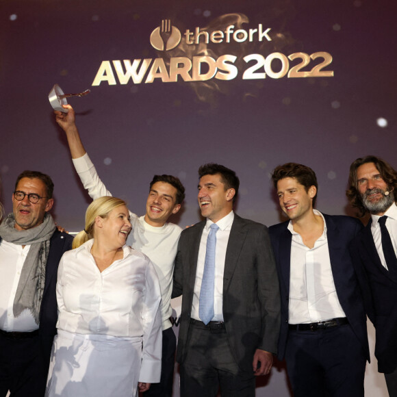 Exclusif - Soirée de Gala - TheFork Awards 2022 : Le Grand Prix du public à Mallory Gabsi, restaurant Gabsi à Paris parrainé par Hélène Darroze, Michel Sarran et Guy Savoy, au Palais de la Bourse de Bordeaux, le 21 novembre 2022 pour la remise des Trophées TheFork Awards 2022 Sandy Héribert, Michel Sarran, Hélène Darroze, Mallaury Gabsi, Almir Ambeskovic, PDG de TheFork, Damien Rodière Directeur Général Europe TheFork, et Frédéric Beigbeder © Jean-Marc Lhomer / Bestimage