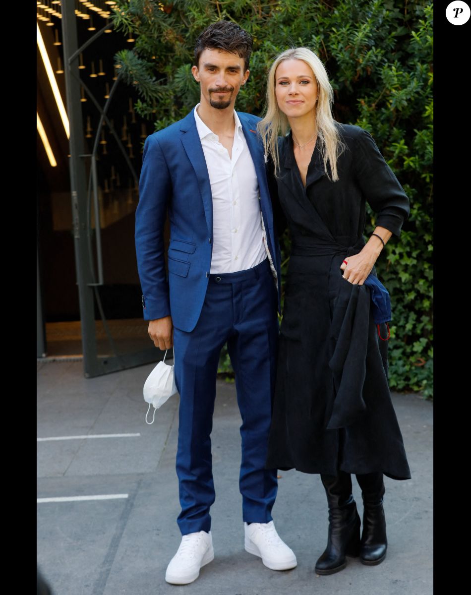 Julian Alaphilippe et sa compagne Marion Rousse - Arrivées de l'émission "Vivement Dimanche" au Studio Gabriel à Paris, France, le 14 octobre 2021. © Christophe Clovis / Bestimage