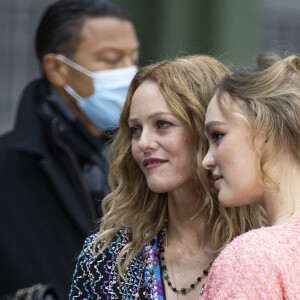 Vanessa Paradis et sa fille Lily Rose Depp - Photocall du défilé de mode prêt-à-porter printemps-été 2021 "Chanel" au Grand Palais à Paris. Le 6 octobre 2020 © Olivier Borde / Bestimage 