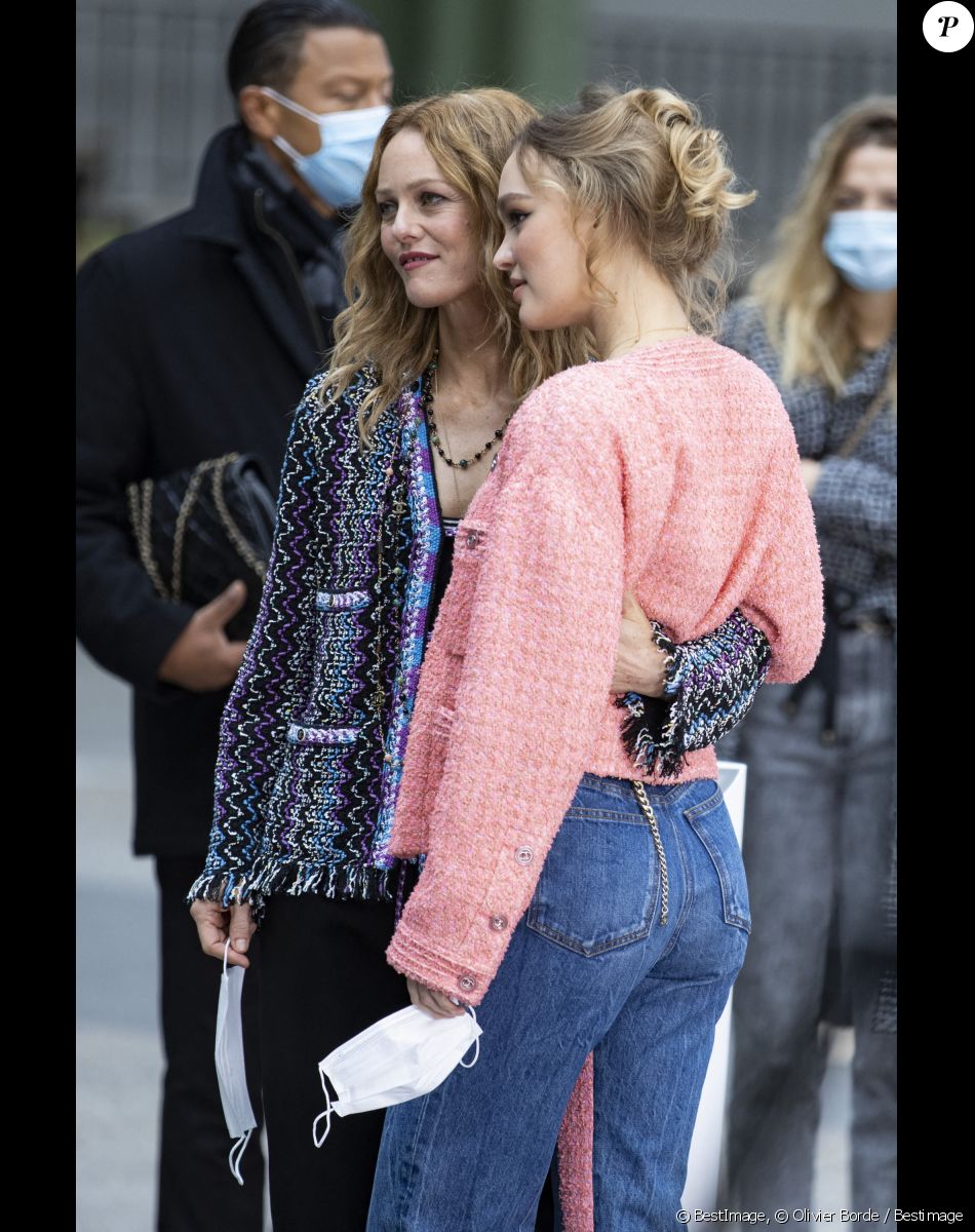 Vanessa Paradis et sa fille Lily Rose Depp - Photocall du défilé de mode prêt-à-porter printemps-été 2021 "Chanel" au Grand Palais à Paris. Le 6 octobre 2020 © Olivier Borde / Bestimage