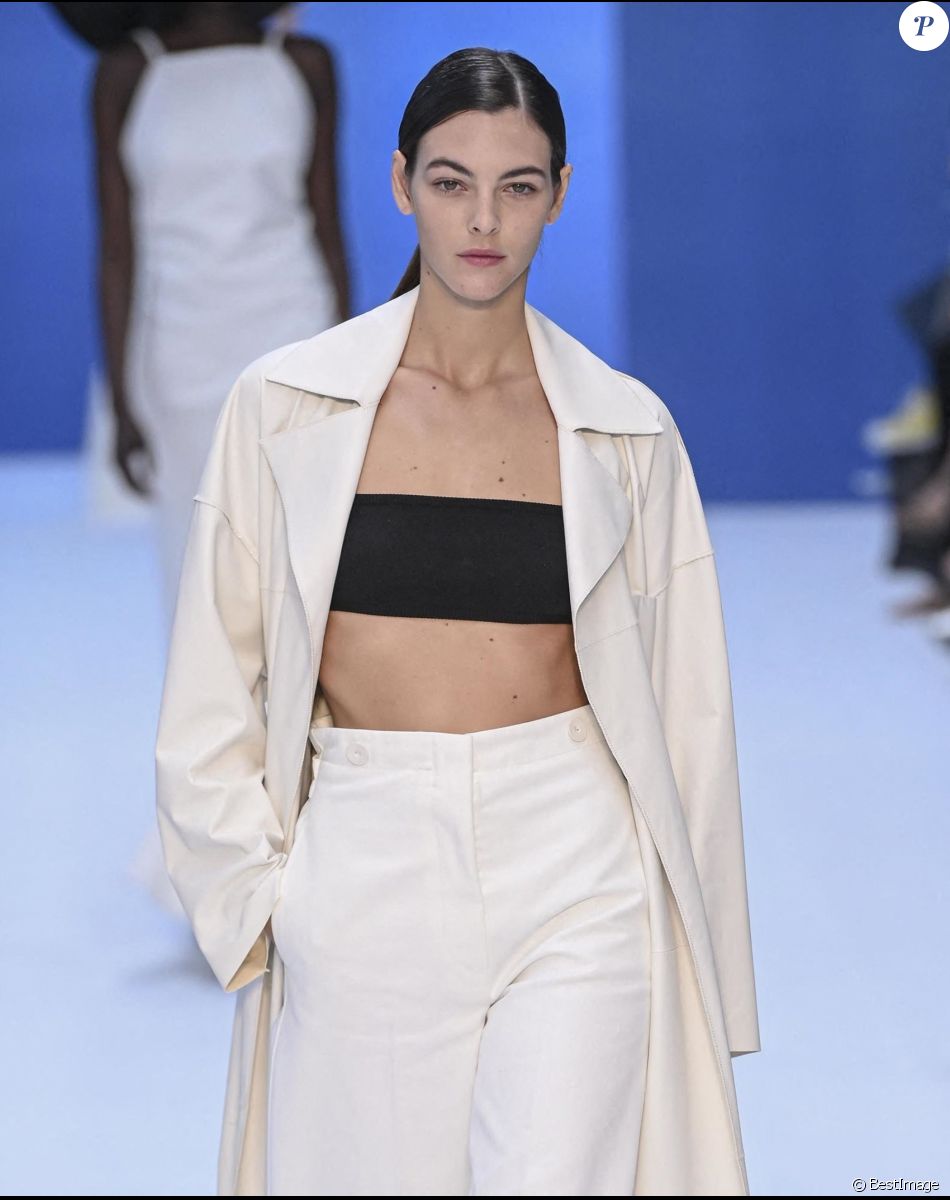 Vittoria Ceretti défile sur le podium lors du défilé de mode Max Mara Prêt-à-porter printemps/été 2023 lors de la Fashion Week de Milan, Italie, le 22 septembre 2022.