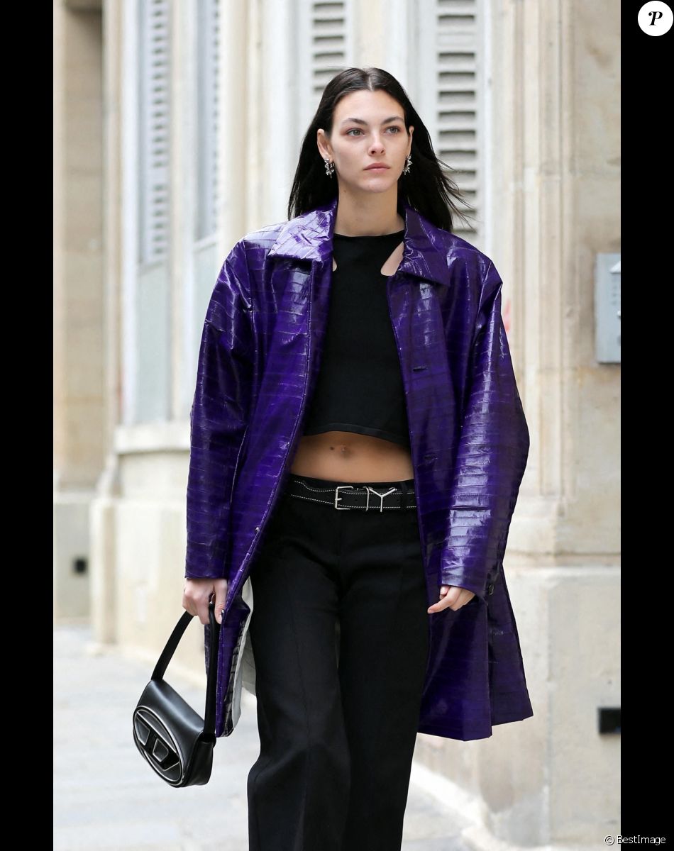 Vittoria Ceretti se promène lors de la Fashion Week à Paris, le 6 mars 2022.