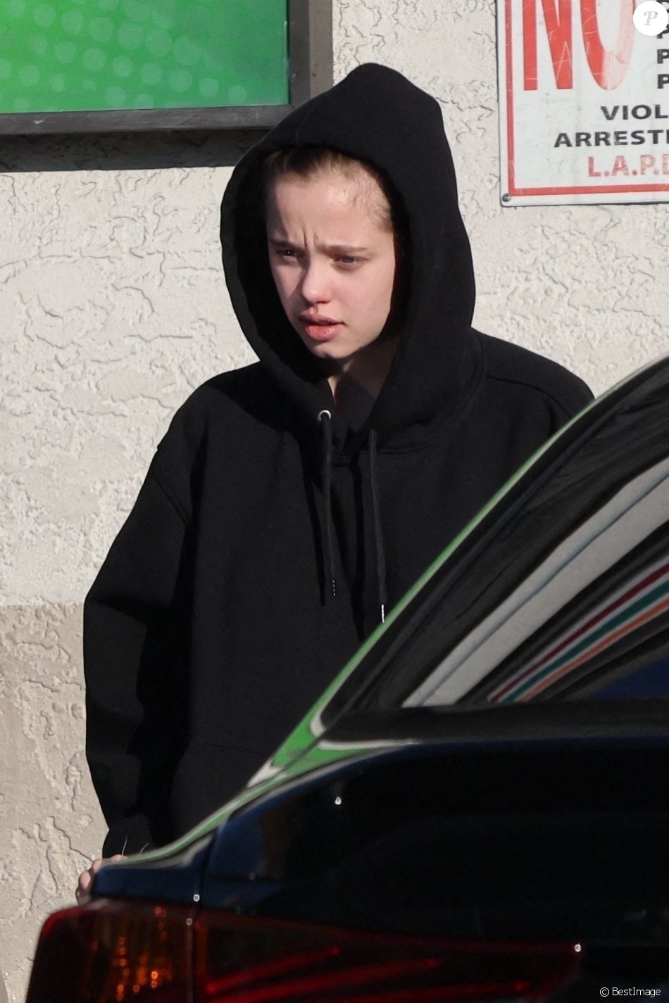 Exclusif - Shiloh Jolie-Pitt fait un arrêt rapide au 7-Eleven à Los Angeles  le 21 novembre 2022. - Purepeople