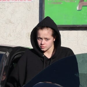 Exclusif - Shiloh Jolie-Pitt fait un arrêt rapide au 7-Eleven à Los Angeles le 21 novembre 2022. 