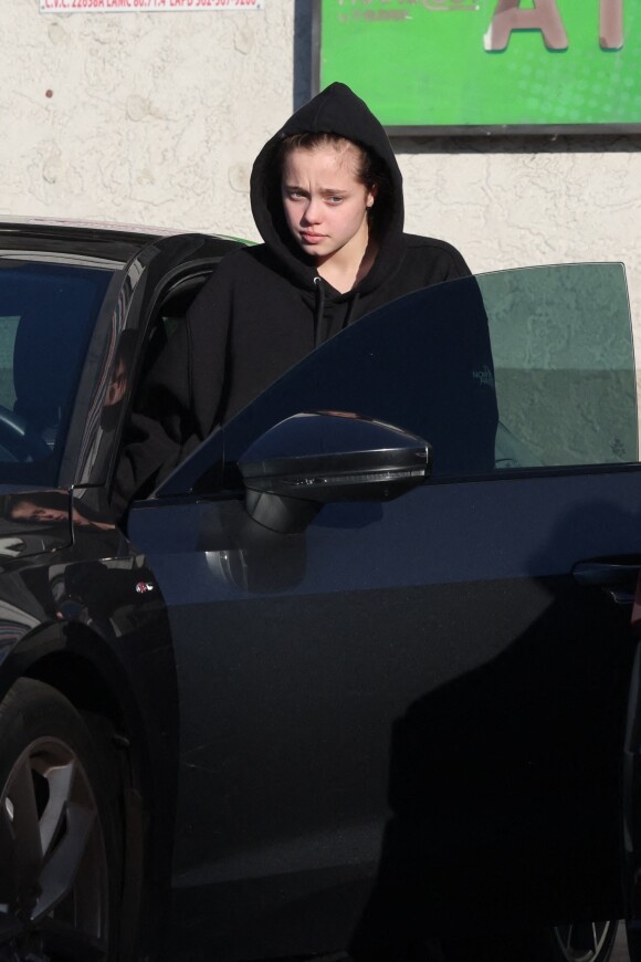 Exclusif - Shiloh Jolie-Pitt fait un arrêt rapide au 7-Eleven à Los Angeles le 21 novembre 2022. 